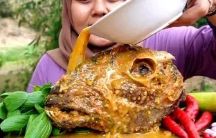 (ویدئو) غذاخوردن با صدا؛ خوردن دیدنی کله پاچه به سبک بانوی اندونزیایی