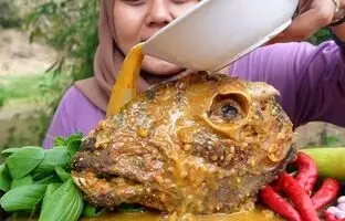(ویدئو) غذاخوردن با صدا؛ خوردن دیدنی کله پاچه به سبک بانوی اندونزیایی