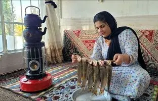 (ویدئو) پخت 8 ماهی قزل آلای رودخانه‌ای در یک روز بارانی به سبک دختر جوان کردستانی