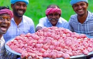 (ویدئو) غذای روستایی؛ پخت تماشایی 100 مغز بز به سبک 5 مرد روستایی مشهور هندی
