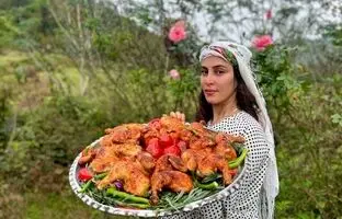 (ویدئو) غذای روستایی؛ پخت اکبر جوجه به سبک مادر و دختران روستایی آستارایی