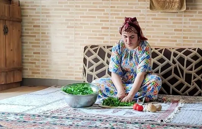 (ویدئو) پخت جالب خورشت میگو توسط دختر خوش سلیقه و روستایی ایرانی