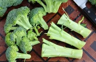 (ویدئو) دیگه کلم بروکلی نخر، خیلی ساده و با استفاده از ساقه بوته توی گلدون بکار