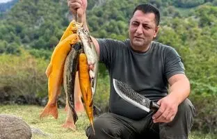 (ویدئو) غذای روستایی؛ کباب کردن 5 ماهی قزل آلا روی سنگ توسط آشپز مشهور آذربایجانی