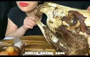(ویدئو) غذا خوردن با صدا؛ خوردن کله پاچه بزرگ گاو به سبک بانوی جوان و مشهور اردنی