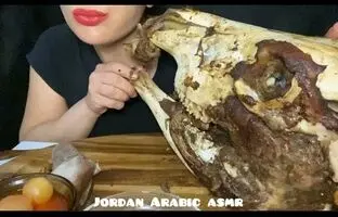 (ویدئو) غذا خوردن با صدا؛ خوردن کله پاچه بزرگ گاو به سبک بانوی جوان و مشهور اردنی