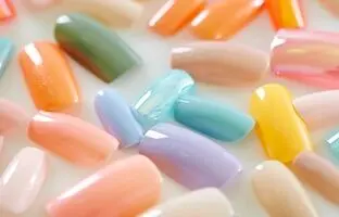 چسب ناخن مصنوعی رو اینطوری از روی ناخن هات پاک کن