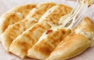 (ویدئو) این اسنک پنیری از پیتزا هم خوشمزه تره، دنگ و فنگ پیتزا رو هم نداره
