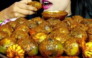 (ویدئو) خوردن متفاوت و تماشایی 30 عدد تخم مرغ پخته توسط سوجاتا، دختر جوان هندی