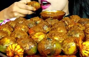 (ویدئو) خوردن متفاوت و تماشایی 30 عدد تخم مرغ پخته توسط سوجاتا، دختر جوان هندی