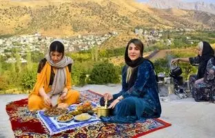 (ویدئو) پخت غذاهای محلی خوشمزه با گوشت بره و مرغ توسط بانوی کردستانی و دختران‌اش