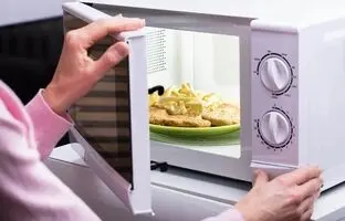 گذاشتن این لوازم و خوراکی ها در مایکروویو ممنوع!