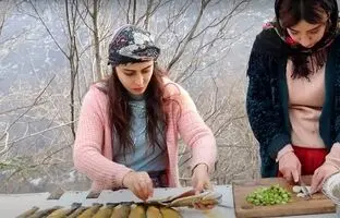 (ویدئو) پخت دیدنی ماهی پلو با 11 ماهی قزل آلا توسط مادر و دختران روستایی آستارایی