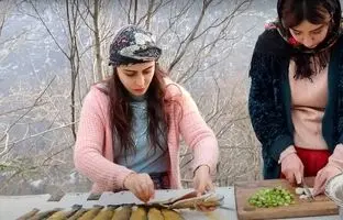 (ویدئو) پخت دیدنی ماهی پلو با 11 ماهی قزل آلا توسط مادر و دختران روستایی آستارایی