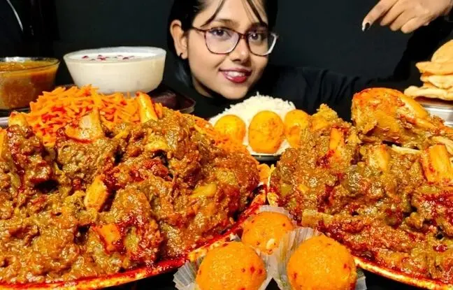 (ویدئو) خوردن جالب 4 کیلوگرم تخم مرغ، چلو گوشت و چلو مرغ توسط دختر مشهور هندی