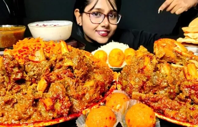 (ویدئو) خوردن جالب 4 کیلوگرم تخم مرغ، چلو گوشت و چلو مرغ توسط دختر مشهور هندی