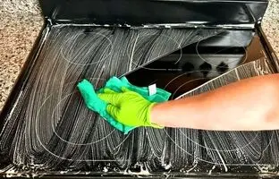 (ویدئو) حرفه ای ها اجاق گاز شیشه ای را به این شکل و شیوه جالب پاک می کنند
