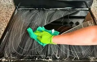 (ویدئو) حرفه ای ها اجاق گاز شیشه ای را به این شکل و شیوه جالب پاک می کنند