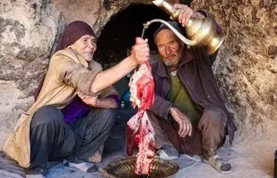 (ویدئو) پخت متفاوت دل و جگر گوسفند توسط زوج مسن غار نشین افغانستانی
