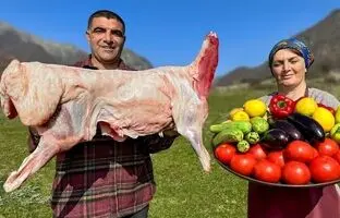 (ویدئو) غذای روستایی؛ کباب کردن یک گوسفند 15 کیلوگرمی در تنور به سبک زوج روستایی آذربایجانی