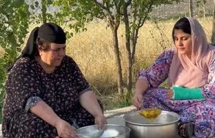 (ویدئو) پخت دیدنی آلو و تهیه لواشک از آن توسط مادر و دختر مشهور روستایی کردستانی