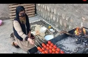 (ویدئو) پخت یک غذای محلی با گوجه و بادمجان کبابی توسط یک بانوی روستایی ایرانی