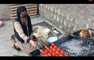 (ویدئو) پخت یک غذای محلی با گوجه و بادمجان کبابی توسط یک بانوی روستایی ایرانی