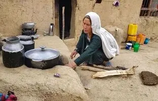 (ویدئو) پخت کشمش پلو ساده و محلی توسط یک بانوی روستایی افغانستانی
