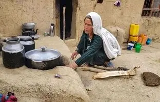 (ویدئو) پخت کشمش پلو ساده و محلی توسط یک بانوی روستایی افغانستانی
