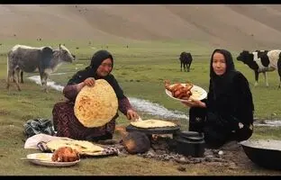 (ویدئو) پخت جالب و متفاوت مرغ داخل ساج توسط کدبانوی روستایی افغانستانی