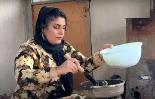 (ویدئو) پخت نان تخم مرغی محلی توسط دختر جوان و مشهور روستایی کردستانی
