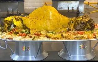 (ویدئو) طبخ جالب و تماشایی یک شتر کامل برای یک مراسم عروسی در عربستان