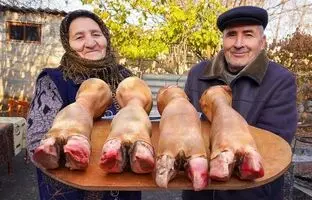 (ویدئو) پخت متفاوت و دیدنی پاچه گاو به سبک زوج مسن روستایی آذربایجانی