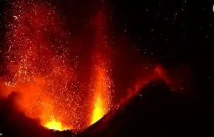 (ویدئو) آتشفشان اتنا ایتالیا این بار در برف فوران کرد