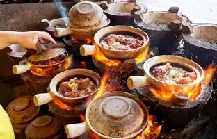 (ویدئو) پخت جالب برنج و مرغ به روش 500 ساله در ظروف سفالی توسط یک رستوران خیابانی چینی