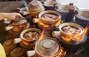 (ویدئو) پخت جالب برنج و مرغ به روش 500 ساله در ظروف سفالی توسط یک رستوران خیابانی چینی