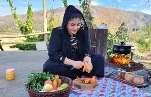 (ویدئو) غذای روستایی؛ پخت متفاوت یک غذا با پای مرغ توسط دختر جوان کردستانی