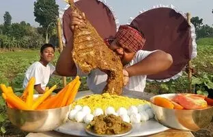 (ویدئو) غذا خوردن با صدا؛ خوردن دیدنی 6.5 کیلوگرم ماهی، گوشت و تخم مرغ توسط جوان بنگلادشی