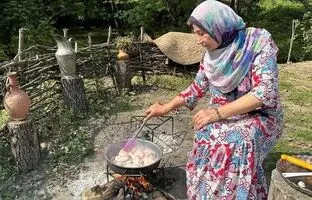 (ویدئو) پخت جالب و دیدنی یک غذا با مرغ و انار توسط بانوی روستایی سوادکوهی
