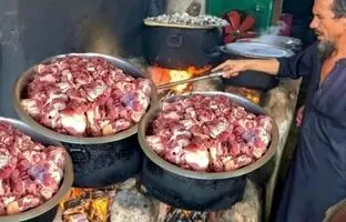 (ویدئو) پخت یک غذای خیابانی با 80 کیلوگرم گوشت و سیب زمینی توسط آشپز مشهور پاکستانی