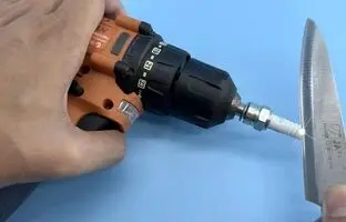 (ویدئو) چگونه می توان با شمع خودرو چاقو را به شدت تیز کرد؟