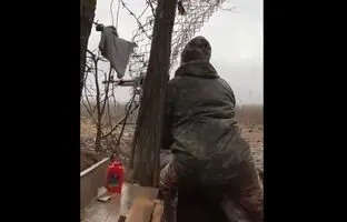 (ویدئو) بلایی که لگد تیربار بر سر تیربارچی بی تجربه می آورد!