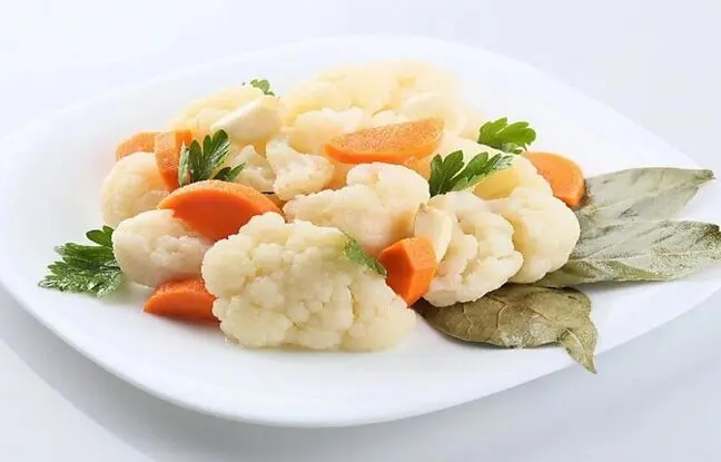 (ویدئو) طرز تهیه شور مخلوط به سبک بانوی روستایی شمالی