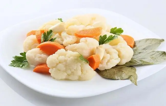 (ویدئو) طرز تهیه شور مخلوط به سبک بانوی روستایی شمالی