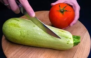 (ویدئو) با کدو و گوجه فرنگی یه غذا درست کن خوشمزه تر از پیتزا