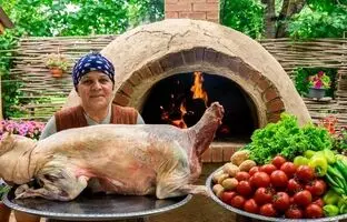 (ویدئو) پخت گوسفند 15 کیلوگرمی در تنور دست ساز توسط کدبانوی روستایی آذربایجانی