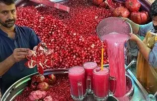 (ویدئو) تهیه آب انار به شیوه متفاوت یک فروشنده خیابانی در پاکستان