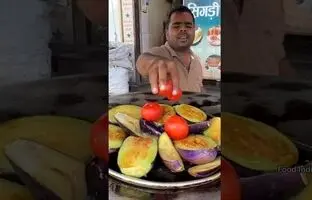 (ویدئو) غذای شگفت انگیزی که هندی ها با گوجه فرنگی و بادمجان در خیابان پخت می کنند!