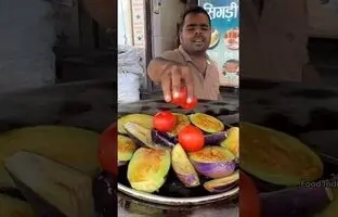 (ویدئو) غذای شگفت انگیزی که هندی ها با گوجه فرنگی و بادمجان در خیابان پخت می کنند!