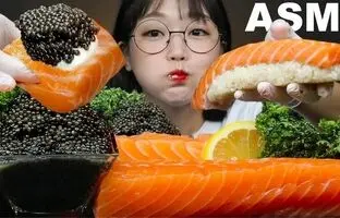 (ویدئو) غذا خوردن با صدا؛ دختر جوان کره ای 2 کیلوگرم ماهی سالمون خام را با خاویار خورد!